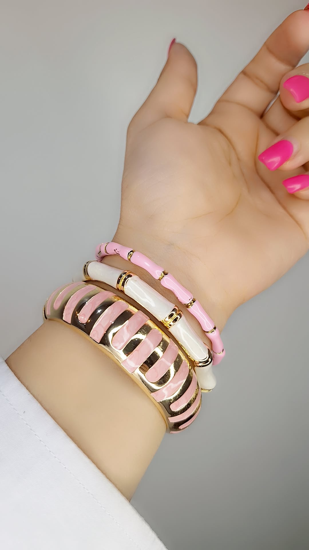 النگو میناکاری زنانه – استیل ضدحساسیت، آبکاری طلایی، فنری، طرح‌دار