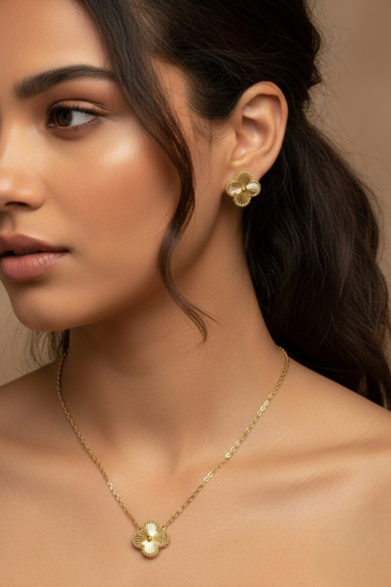 نیم‌ست استیل ونکلیف طلایی – ظرافت درخشان با پلاک مینیمال و جلوه لوکس