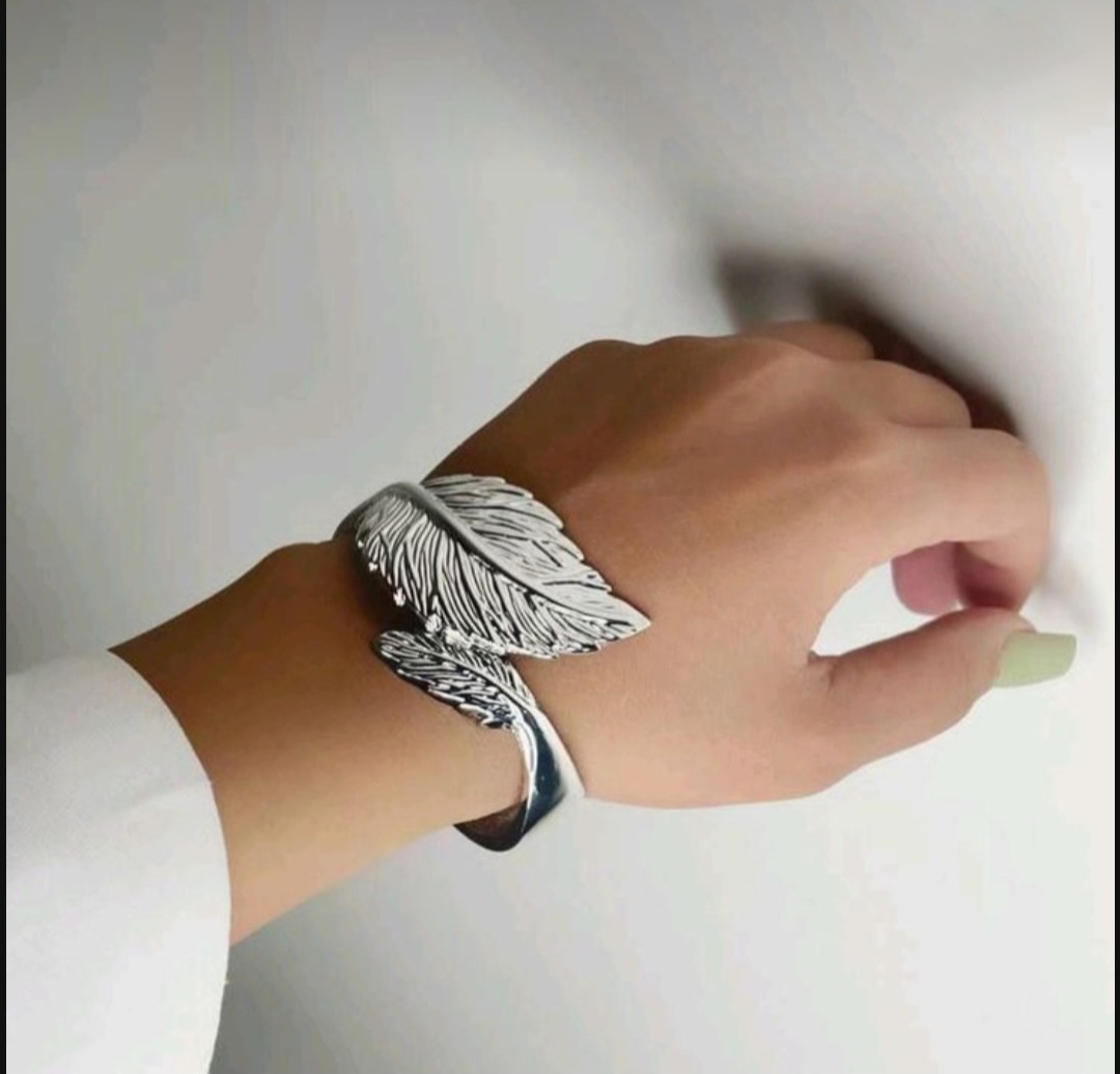 بنگل استیل زنانه — مدل برگ، آبکاری سیلور، مناسب استفاده روزمره و هدیه