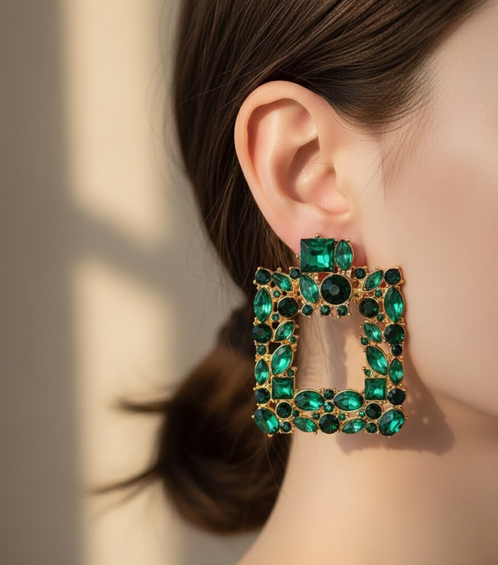 گوشواره زنانه نگین سبز زمرد گونه — قفل میخی و قاب مربعی