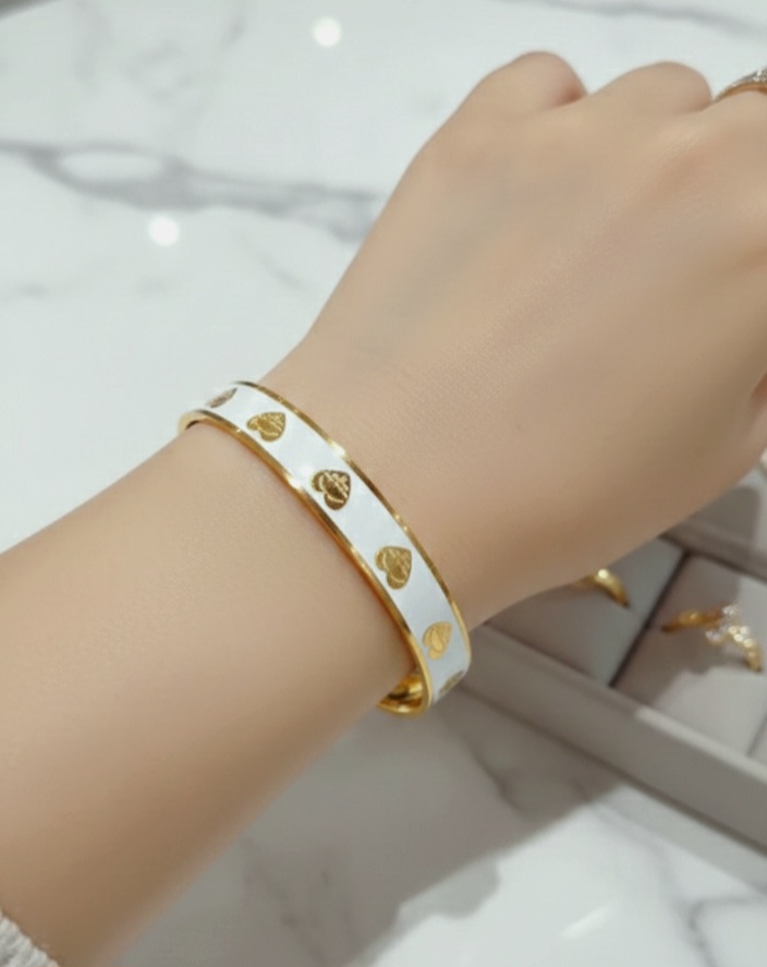 بنگل استیل طلایی سفیدبنگل استیل طلایی-سفید زنانه با طرح قلب و آبکاری ضدزنگ