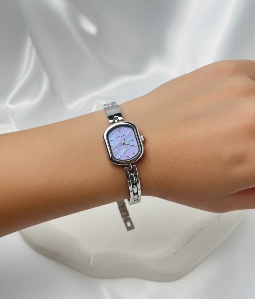 ساعت استیل زنانه طرح گوچی با صفحه هولوگرامی