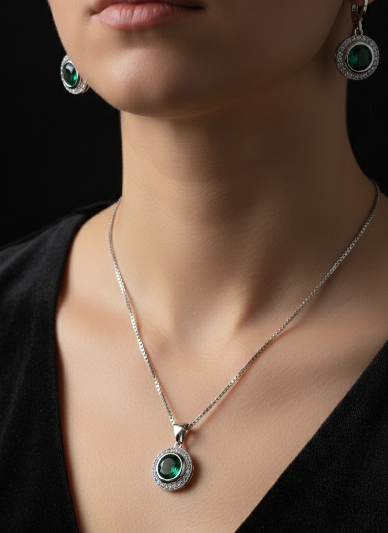 نیم ست استیل نگین سبز با پلاک گرد و گوشواره کلیپسی رنگ نقره‌ای