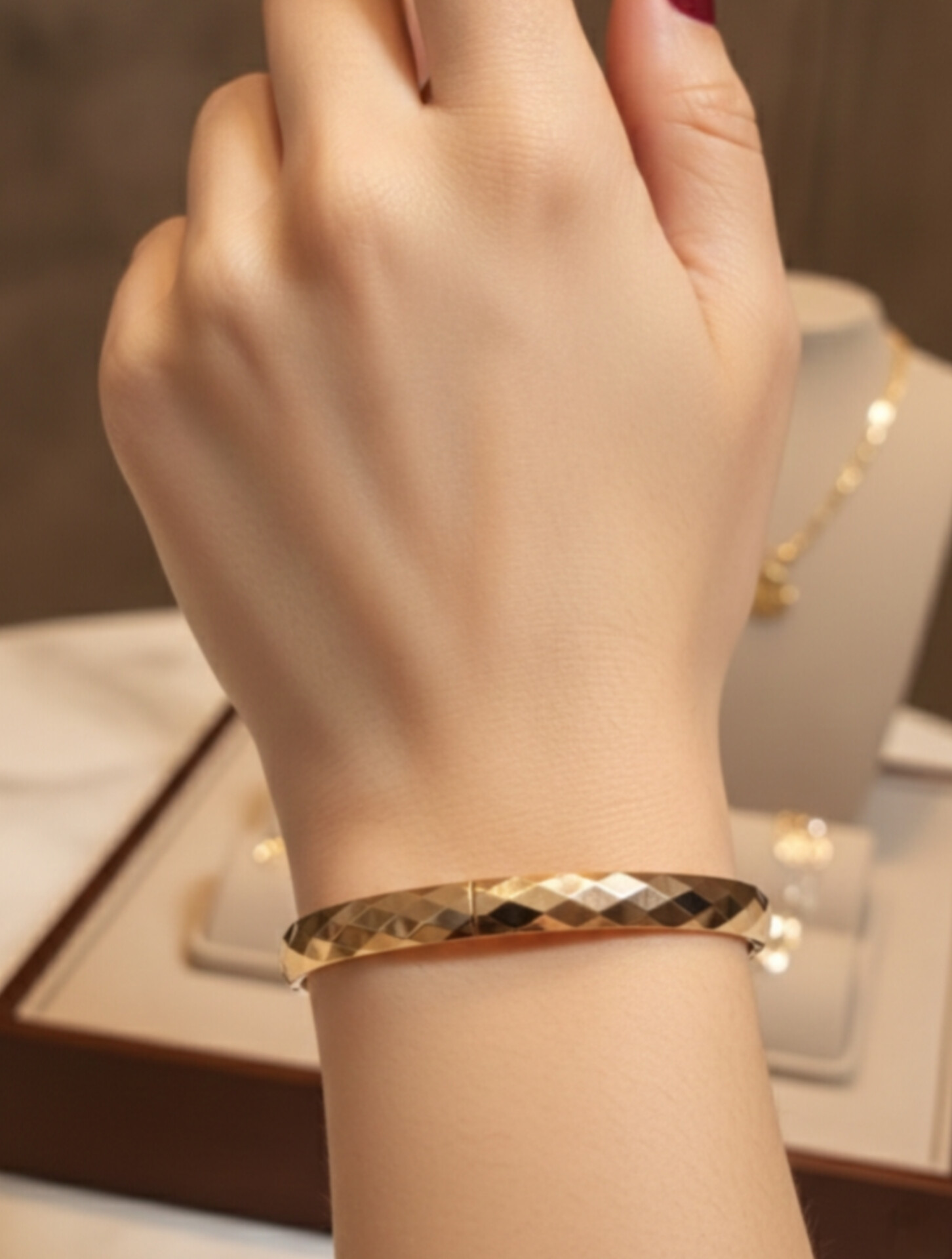 دستبند النگویی ژوپینگ طرح لوزی براق طلایی